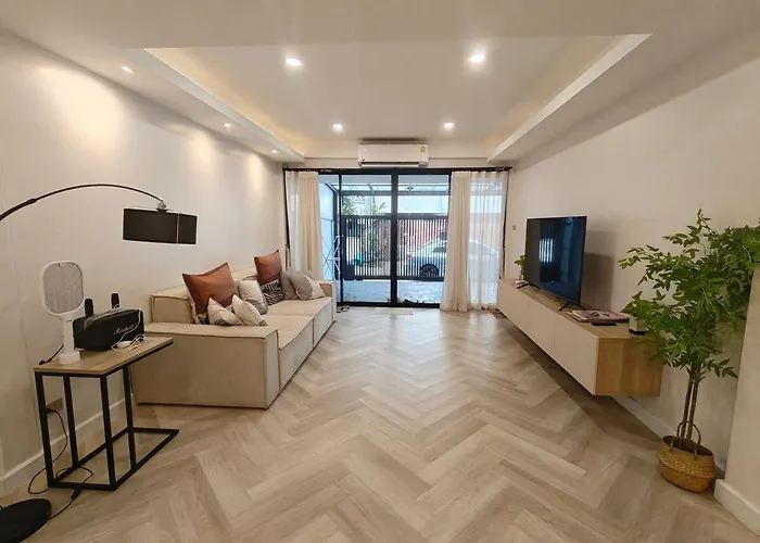 Ekkamai 5br Town House Private Onsen Vvbkk35 度假居 *